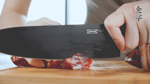 食材統(tǒng)統(tǒng)切成片，待用。