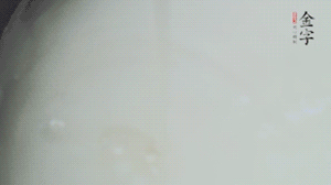 將浸泡了30分鐘的米放入電飯煲中，在水中加入半勺油。