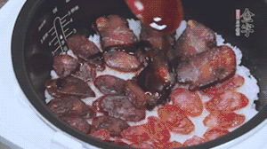 關(guān)上蓋子繼續(xù)燜煮20分鐘淋上醬汁。