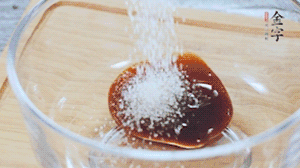 合上蓋子，啟動電源煮飯。期間混合好調(diào)味汁。