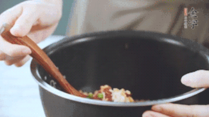 揭開鍋蓋，放上青菜，荷包蛋，就可以吃了。