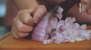 2.半個(gè)青椒、半個(gè)黃椒切圈、一個(gè)洋蔥切丁、三個(gè)白蘑菇切片備用。