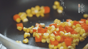 胡蘿卜、玉米洗凈后，處理成粒，加鹽簡單炒制。