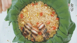 擺上金字醬肉，妥帖包裹好上鍋蒸。