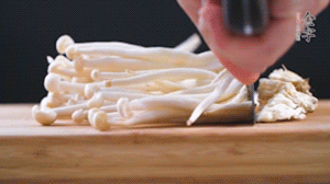 海鮮菇、蟹味菇去掉根部，洗凈。