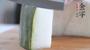 冬瓜去瓤去皮，切小塊。