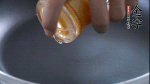 植物油入鍋，翻炒冬瓜。