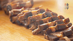 金字醬肉切片。