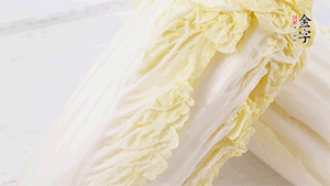 娃娃菜洗凈，對半切。