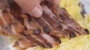 依次擺放娃娃菜和醬肉。