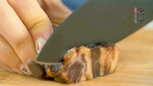 金字風(fēng)味醬肉切成片，上鍋蒸15分鐘。