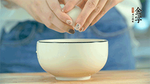 雞蛋液打散，可以加點(diǎn)鹽和黃酒，邊煎邊用筷子攪拌。