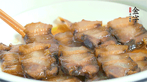 鋪上一片醬肉，撒點(diǎn)芝麻即可。