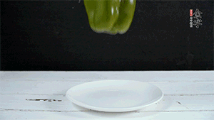 雞蛋打散，加青椒粒、蔥花攪拌。