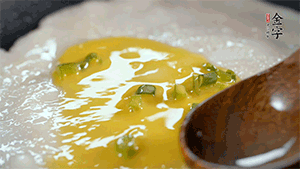 將雞蛋液鋪到面餅上，放上香腸。