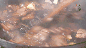 熱油下鍋，爆香蒜片。放入醬肉翻炒片刻后,下豌豆尖均勻翻炒。