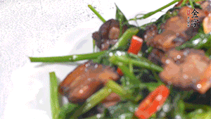 出鍋前加少許鹽調(diào)味。