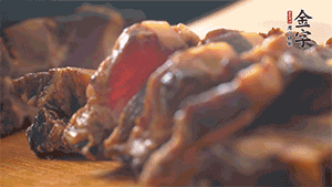 金字醬肉切成小丁。