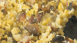 熱油起鍋，下醬肉丁炒香，再加入筍丁、適量水淀粉勾芡翻炒均勻。