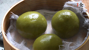 青團上沸水鍋中蒸10分鐘即可。