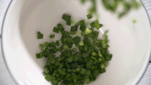 韭菜洗凈，切粒。