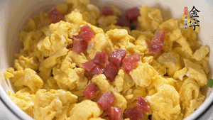 將香腸、韭菜、雞蛋攪拌均勻，可適當加玉米油、十三香、味精調(diào)味。