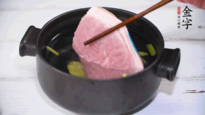 整塊豬肉，加蔥、姜片、料酒焯水。