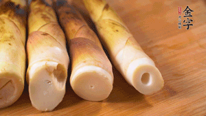 春筍剝?nèi)ネ鈿?，切成滾刀塊。