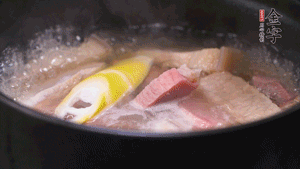 火肉、豬肉加料酒、清水大火煮開后，加入春筍小火慢燉40分鐘，出鍋前撒蔥花即可。
