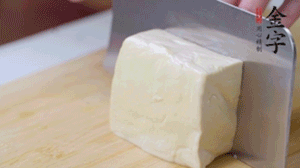 老豆腐切片，浸水備用。