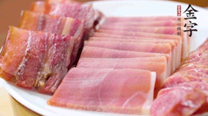 擺盤后鋪上老豆腐，淋點(diǎn)料酒，灑點(diǎn)白糖上鍋蒸20分鐘。