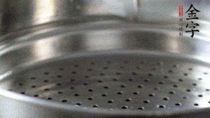 出鍋后，倒扣臘味，撒上蔥花即可。