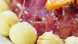 出鍋前10分鐘淋上蜂蜜，倒扣出來(lái)撒上桂花，擺上胡蘿卜裝飾即可。