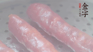 金字香腸上鍋，大火蒸5分鐘，切片備用。