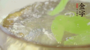 萵筍去皮切片，加鹽焯水。