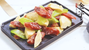 熱油下鍋，依次下金字香腸、萵筍、冬筍，均勻翻炒。