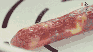 香腸蒸至半熟切片，筍切丁備用。