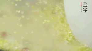 糯米、紅豆浸泡1小時(shí)，和小米一起入電飯鍋蒸熟。