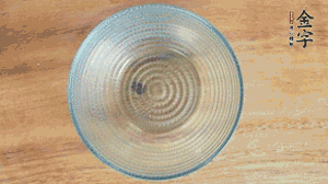 取一個(gè)碗，香菇倒放，香腸片圍繞鋪成圓形，加炒好的米飯壓實(shí)。