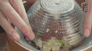 碗倒扣到盤(pán)中，擺上焯水后的熟蝦仁即可。