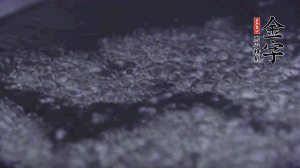 小青菜洗凈后，鍋中水燒開，放點鹽和滴幾滴油后燙熟。