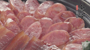 沿著米飯邊淋一圈玉米油，擺上小青菜，淋上醬油和湯調(diào)成的醬汁，撒上辣椒粒、香蔥末即可。