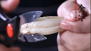 蟹味菇去掉根部洗凈。