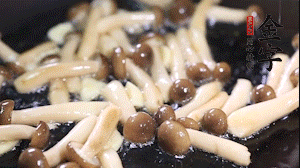 熱油下鍋煸香蒜末，依次加蟹味菇、香腸、西蘭花均勻翻炒，放適量水燜煮3分鐘。