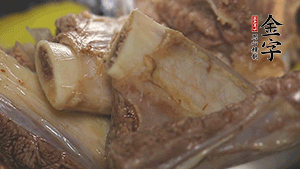 鍋中加熱適量油，加入姜和牛仔骨炒至外表呈金棕色。