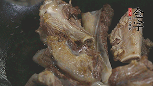 加入白蘿卜、料酒、水、火腿煮40分鐘。