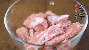 切成小段的排骨洗凈后，加姜片焯水3分鐘。