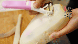 蘿卜去皮，切成絲。（如果用擦菜板，不能選擦成太碎的）