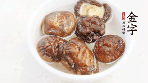 鍋加熱至7成，放蘿卜絲煸炒，加3粒冰糖翻炒至透明，盛出備用。