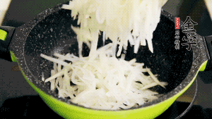 鍋加油至5成熱，放香腸粒、臘肉粒翻炒，等脂肪變透明后，加香菇、瑤柱、蝦米，放適量冰糖、胡椒粉、鹽炒至香味溢出。